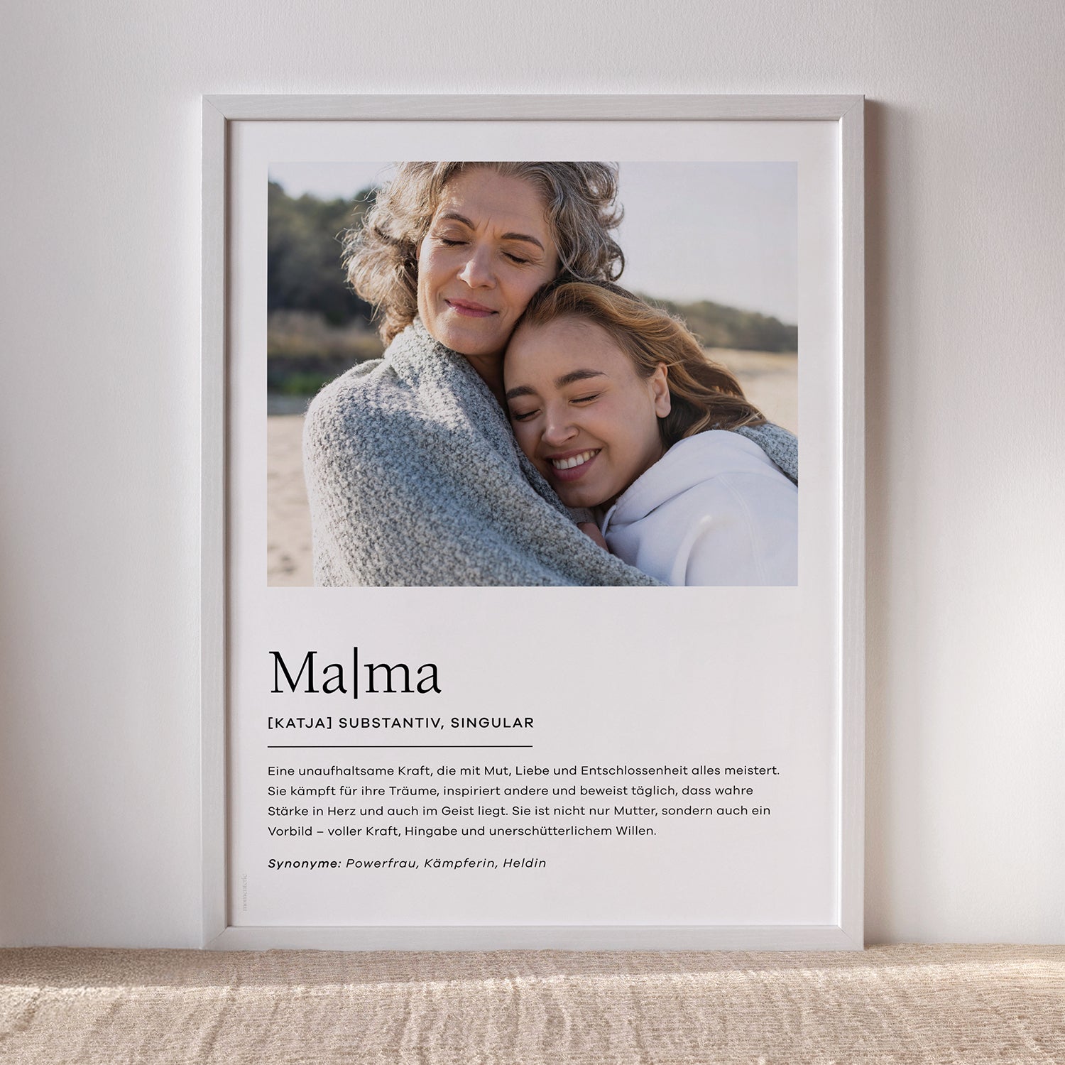 Personalisiertes Foto-Poster zum Muttertag mit Definition „Mama“ und eigenem Bild – individuelles Geschenk für Mütter im minimalistischen Design