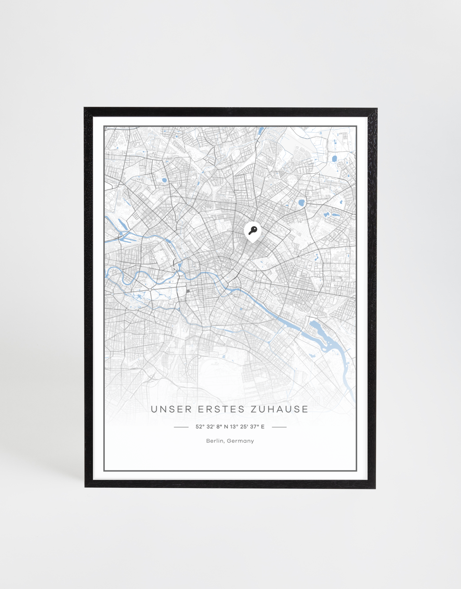 Personalisierte Stadtkarte „Unser erstes Zuhause“ mit feiner Linienzeichnung, Koordinaten und Standort-Icon – individuell anpassbar für besondere Erinnerungsorte.