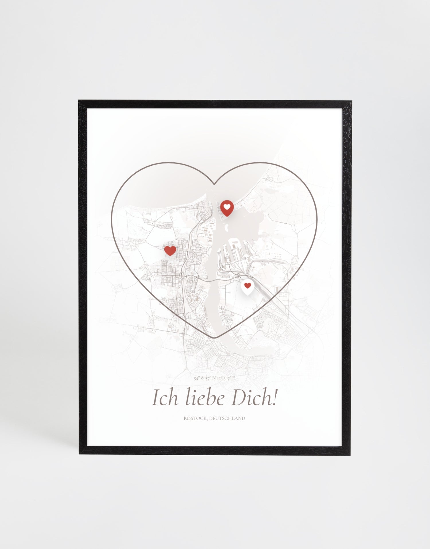 Personalisierte Stadtkarte mit Herzrahmen und drei Herz-Markierungen, versehen mit individueller Liebesbotschaft – als dekoratives Wandbild im schwarzen Rahmen