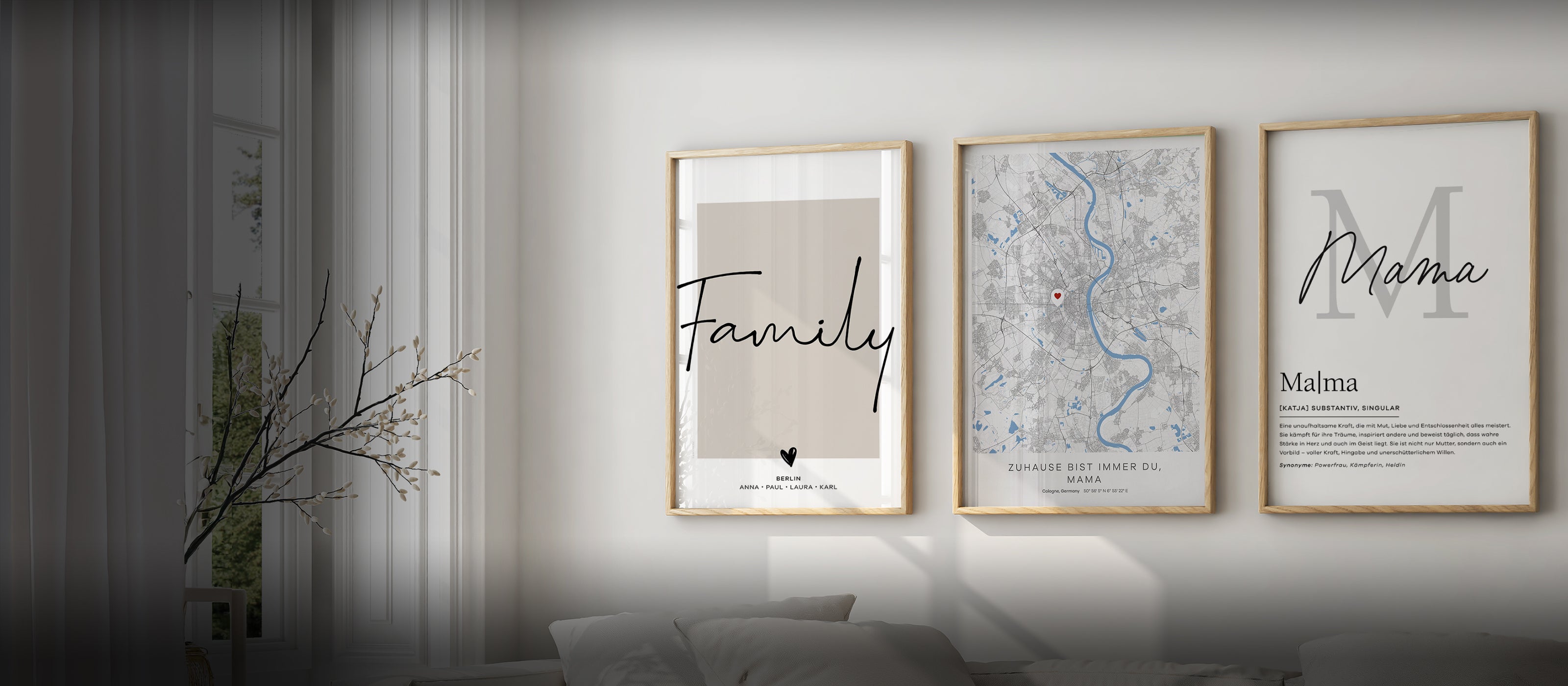 Personalisierbare Wandposter im 3er-Set: Fotoprint mit individuellem Text, Stadtkarte mit Herzmarkierung und Koordinaten, sowie typografisches Poster ‚Mama‘ mit definierbarem Namen und Beschreibung. Ideal als Geschenk für Familie, Muttertag oder Einweihung. Hochwertiger Kunstdruck für dein Zuhause.