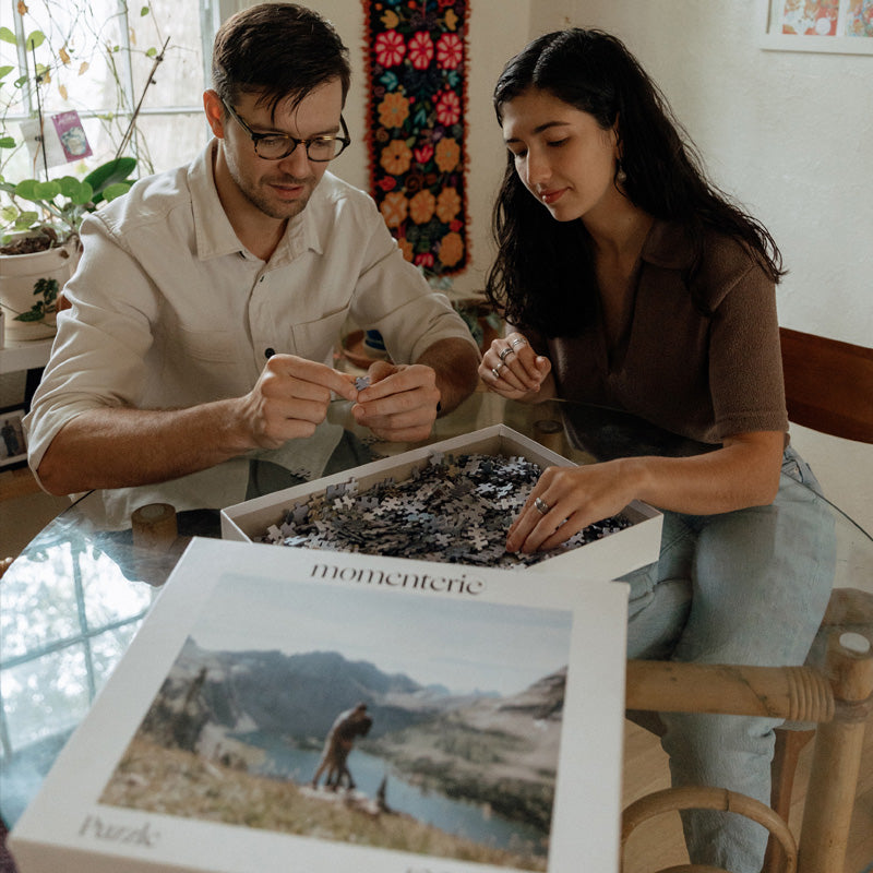 Personalisiertes Fotopuzzle als Wanddekoration – individuelles Puzzle mit Holzrahmen im modernen Wohnzimmer, stilvolles Wohnaccessoire und persönliches Geschenk