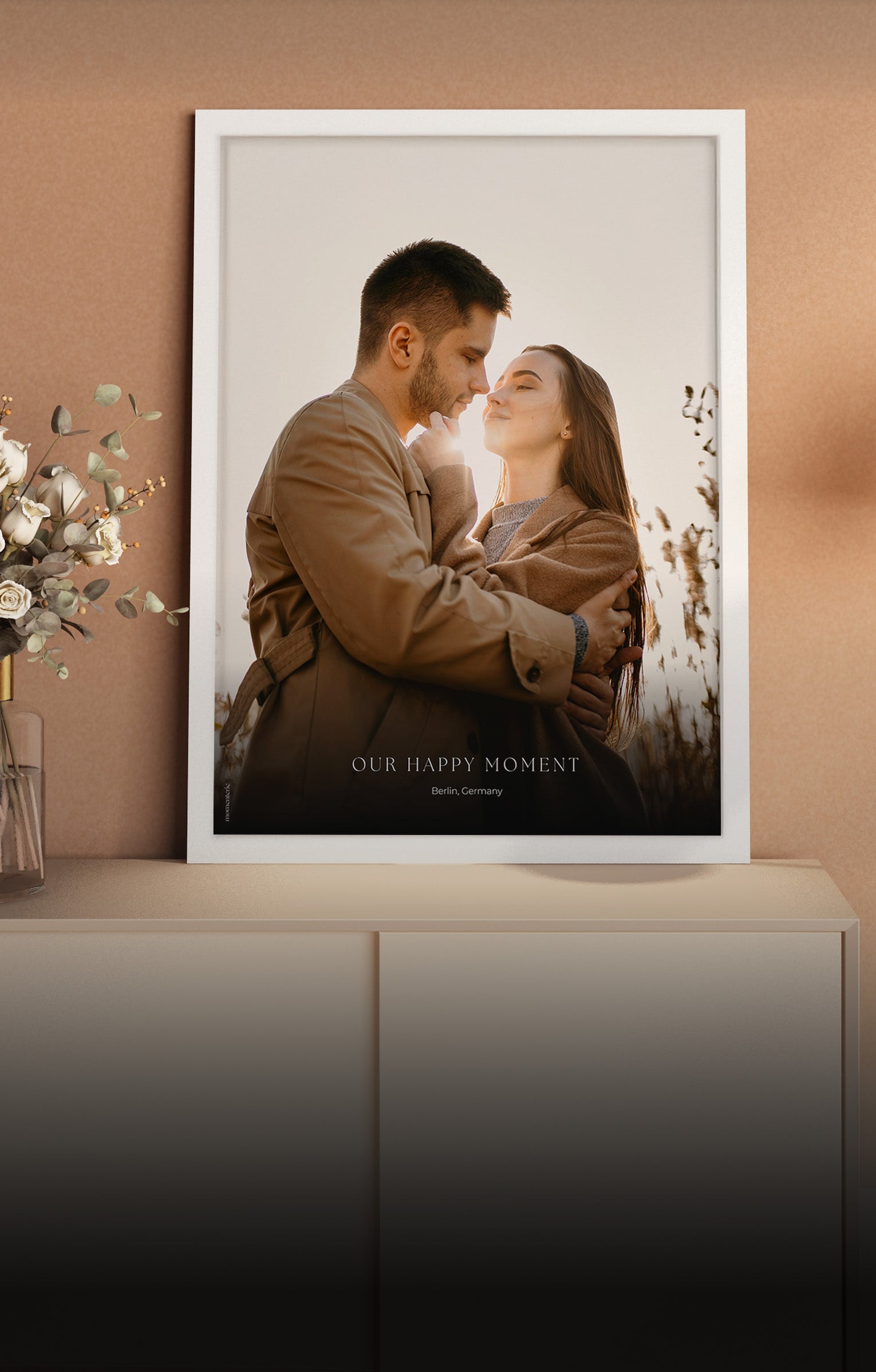 Individuelles Fotoprint-Poster mit persönlichem Foto und Ortstext – edler Kunstdruck für Paare, gestaltet als einzigartiges Geschenk oder stilvolle Wanddekoration.