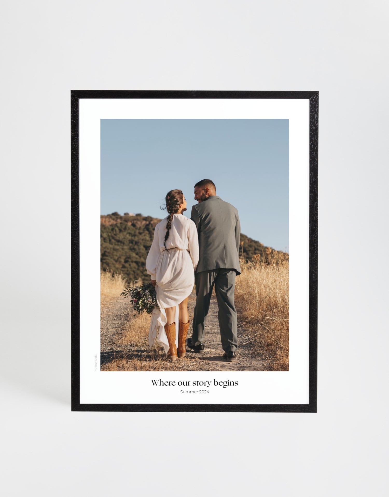 Hochwertiger personalisierter Fotodruck in schwarzem Rahmen, gestaltet mit Wunschtext und individuellem Foto. Das gerahmte Poster eignet sich ideal als persönliche Geschenkidee zur Hochzeit, zum Jahrestag oder als Erinnerung an besondere Momente. Minimalistisches Design trifft auf emotionale Botschaft – perfekt für Paare, Familien oder beste Freunde.