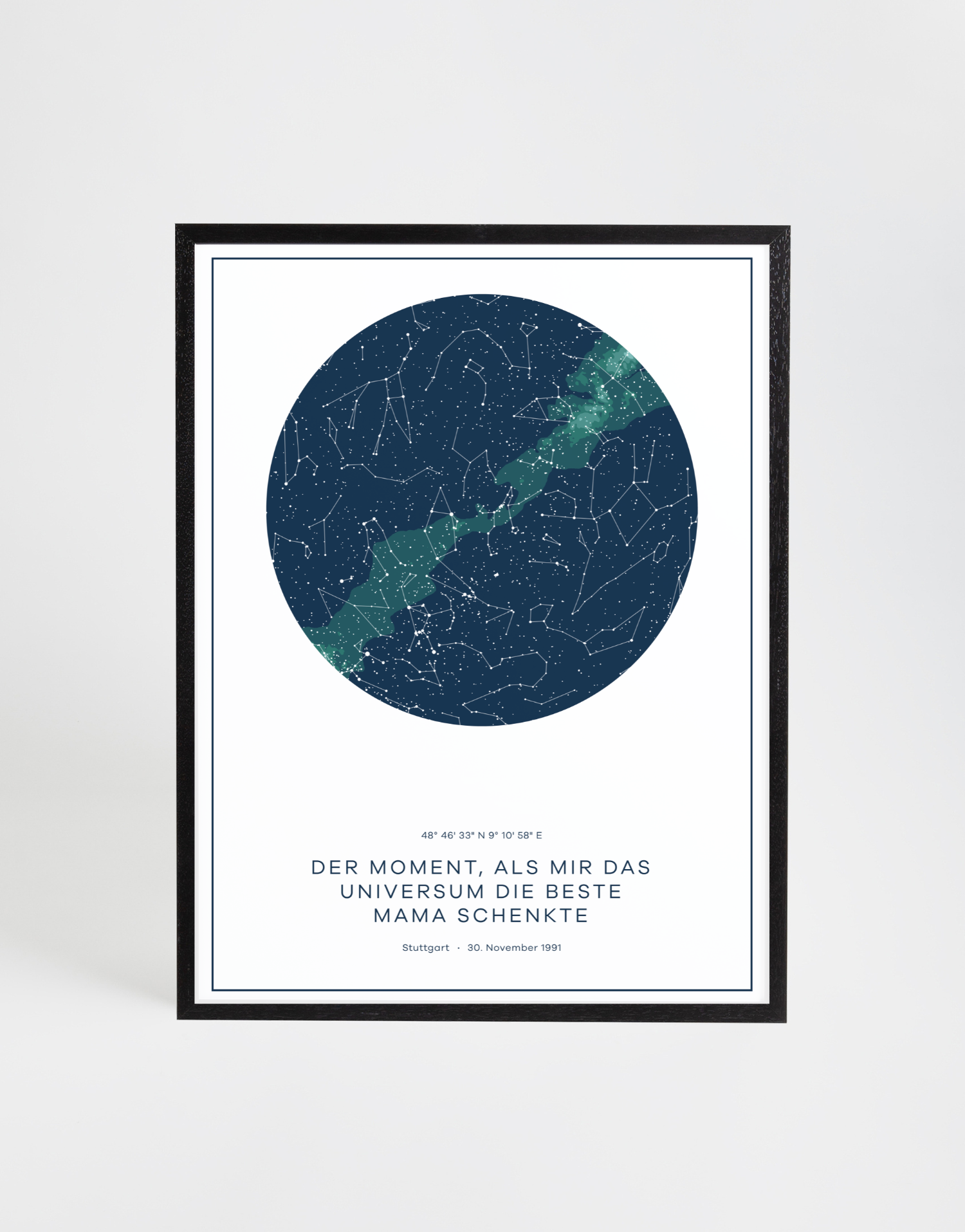 Personalisierbare Sternenkarte mit dunklem Nachthimmel und grün-blauer Milchstraße, gestaltet im schlichten schwarzen Rahmen, inklusive individuellem Textfeld und Koordinaten.