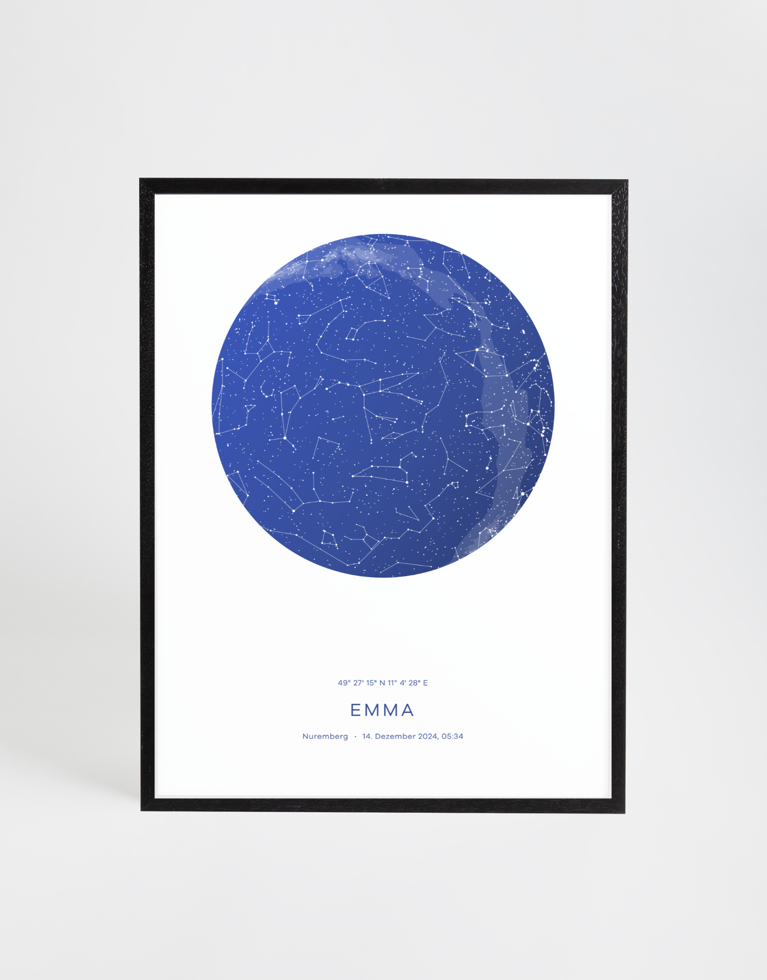 Individuell gestaltbares Sternenbild mit leuchtend blauem Nachthimmel und detaillierten Sternbildern, eingerahmt in einem schwarzen Bilderrahmen – mit optionalem Namen, Datum, Uhrzeit und Koordinaten personalisierbar.