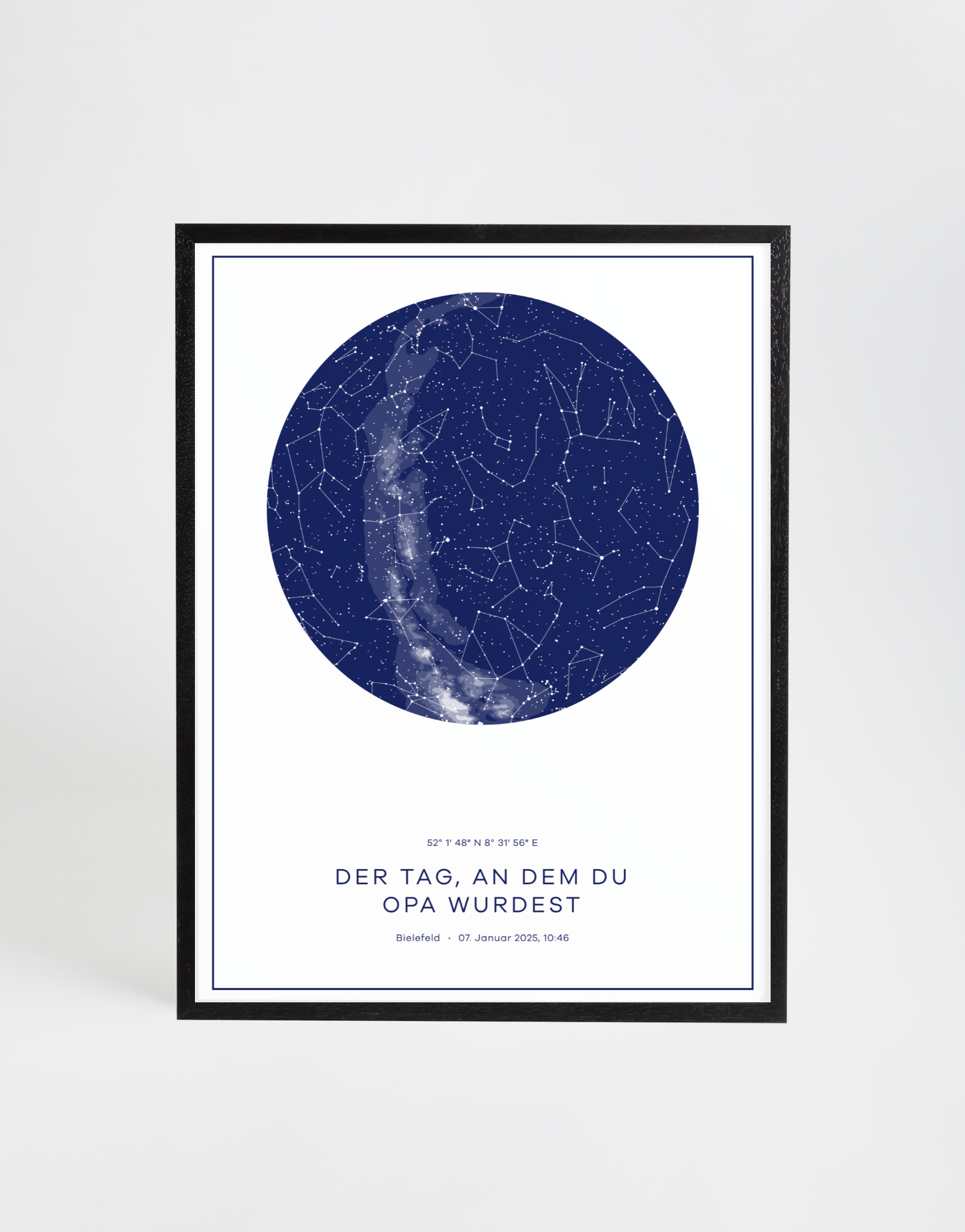 Personalisierbares Sternenposter mit tiefblauem Nachthimmel, klar erkennbaren Sternbildern und individueller Milchstraßen-Position. Der runde Himmelsausschnitt wird durch eigene Koordinaten und persönlichen Text ergänzt – ideal als einzigartige Erinnerung an einen besonderen Lebensmoment.