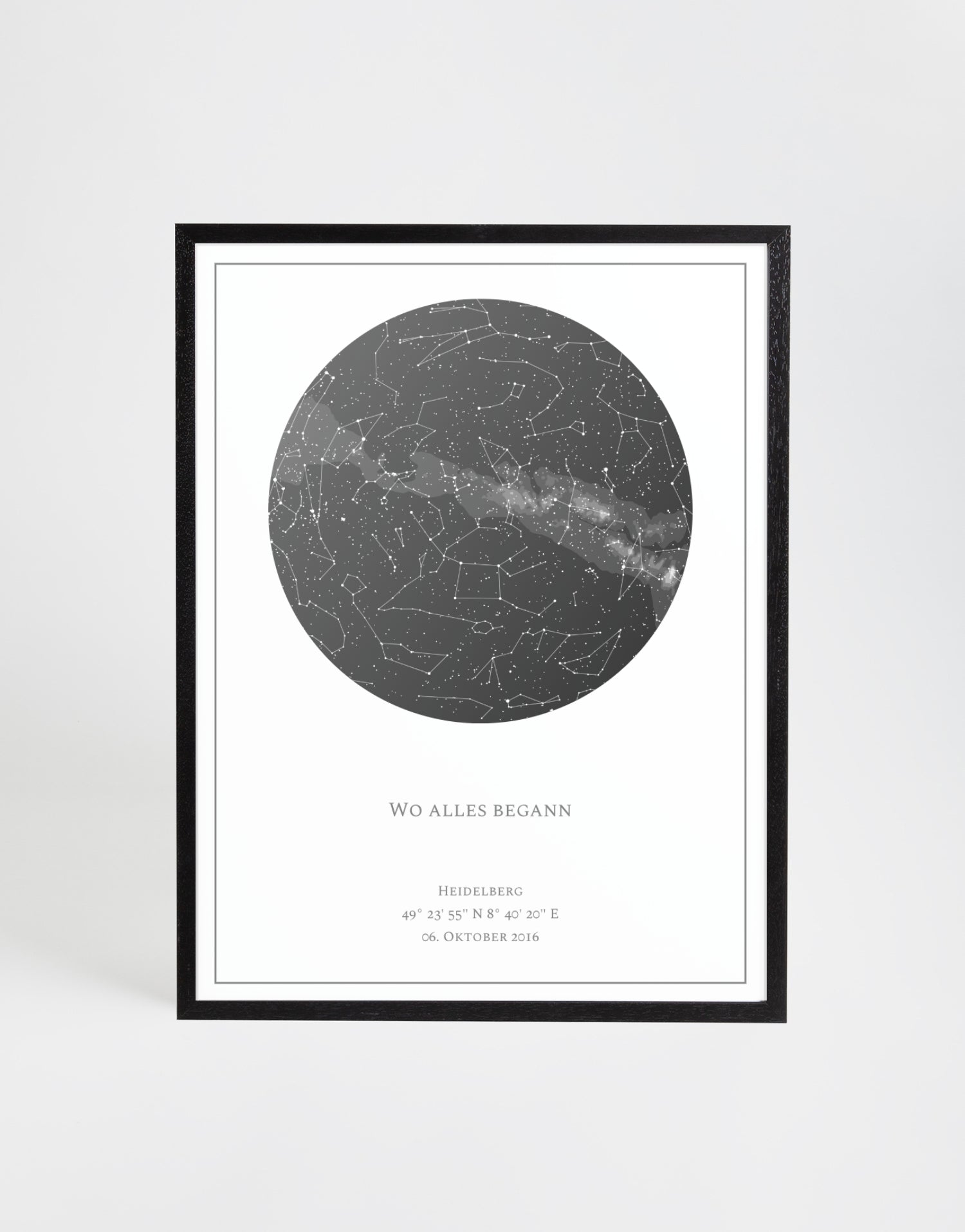 Minimalistische Sternenkarte im klassischen Rundformat mit individueller Himmelsdarstellung, darunter personalisierter Text, Koordinaten und Datum. Modernes Design auf weißem Hintergrund, ideal als zeitlose Erinnerung an einen besonderen Moment.